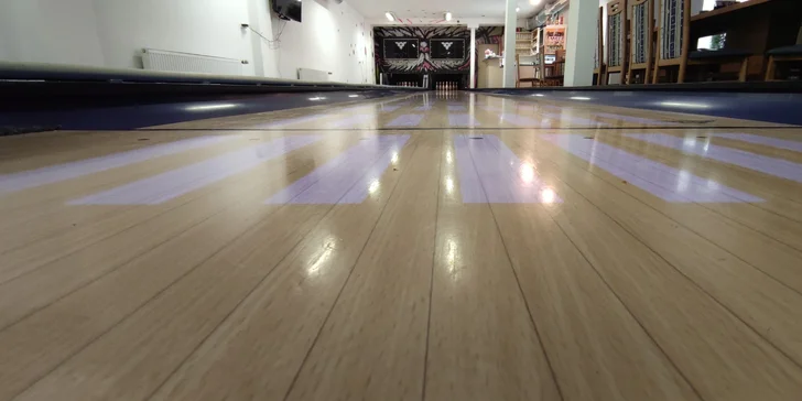 Hodina bowlingu až pro 8 lidí a k tomu 1 až 2 kg kuřecích špalíčků