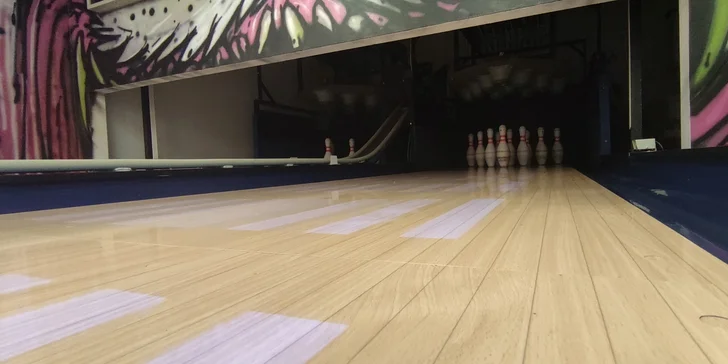 Hodina bowlingu až pro 8 lidí a k tomu 1 až 2 kg kuřecích špalíčků