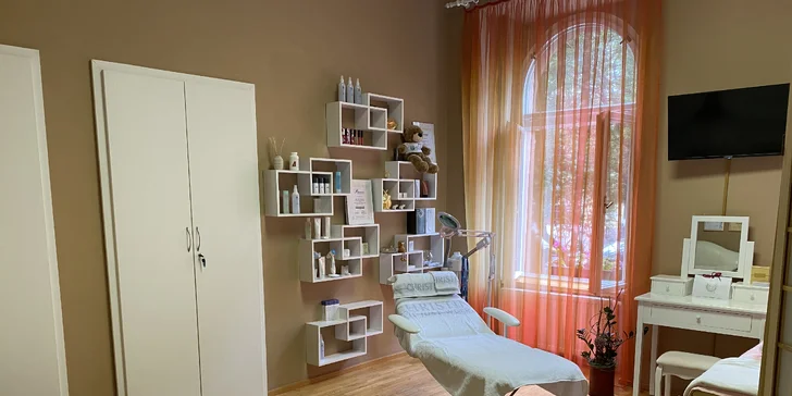 Královská péče o pleť: 60-90minutové ošetření pleti, masáž, maska i úprava obočí