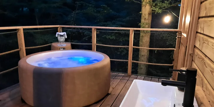 Romantika v přírodě nedaleko Vlašimi: pobyt v Cocoon Tree Bed se soukromou spa terasou