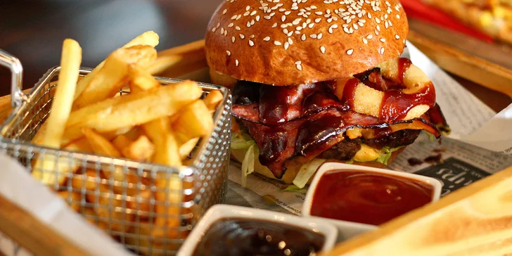 Pochutnejte si na burgeru od Pepina: 2 ks s hranolky, pitím a rozvozem