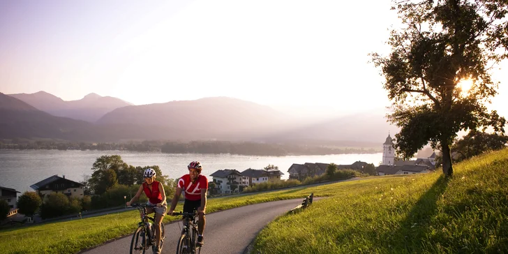 Cyklovýlet krajem blankytně modrých alpských jezer: v sedle kolem Wolfgangsee, Mondsee a Attersee