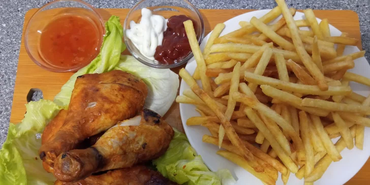 Hodina bowlingu až pro 8 lidí a k tomu 1 až 2 kg kuřecích špalíčků