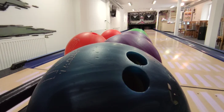 Hodina bowlingu až pro 8 lidí a k tomu 1 až 2 kg kuřecích špalíčků