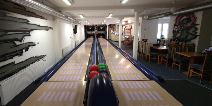 Hodina bowlingu až pro 8 lidí a k tomu 1 až 2 kg kuřecích špalíčků