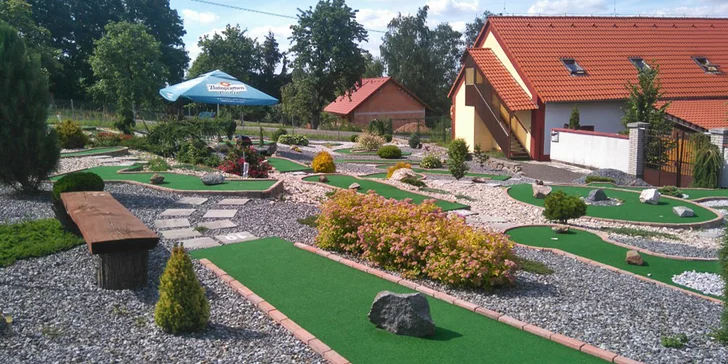 Užijte si hru: hodina venkovního minigolfu pro jednoho, dva i rodinu