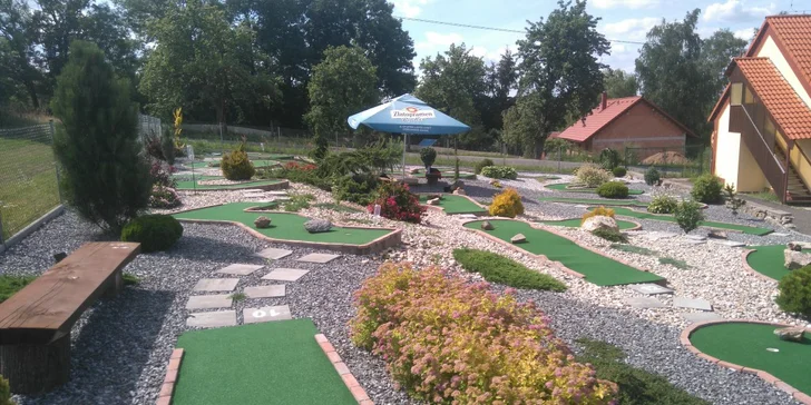 Užijte si hru: hodina venkovního minigolfu pro jednoho, dva i rodinu