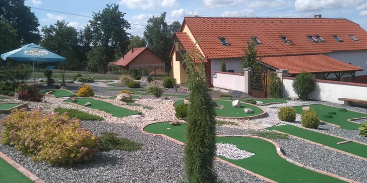 Užijte si hru: hodina venkovního minigolfu pro jednoho, dva i rodinu