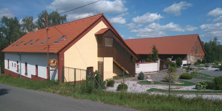 Užijte si hru: hodina venkovního minigolfu pro jednoho, dva i rodinu