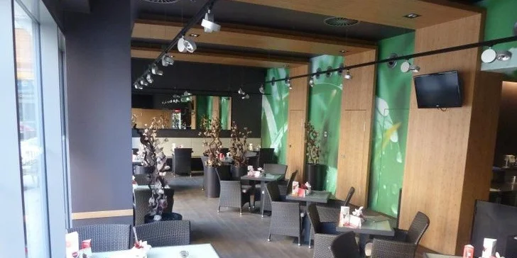 Dvě dobré kávy a dva Sacher dorty nebo jiná dobrota