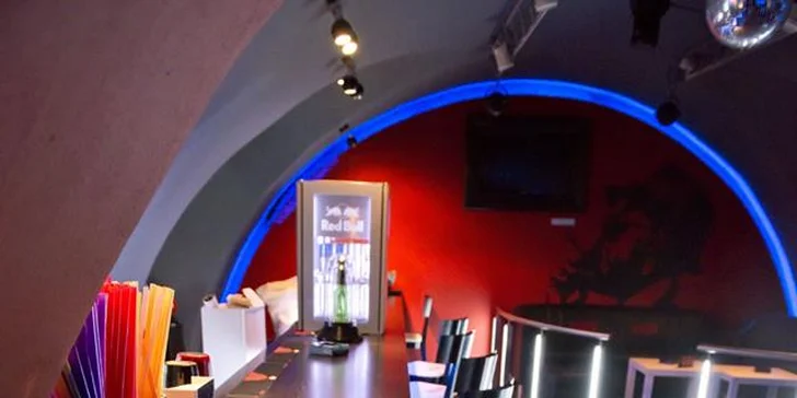 Celý kýbl míchaných drinků v rozjetém Nox clubu