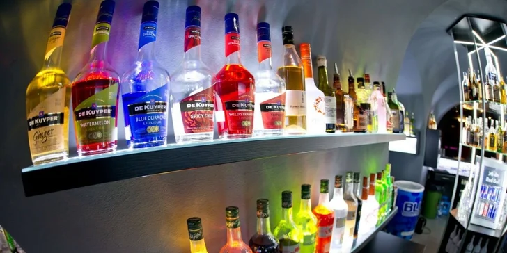 Celý kýbl míchaných drinků v rozjetém Nox clubu