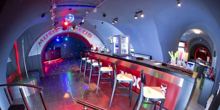 Celý kýbl míchaných drinků v rozjetém Nox clubu