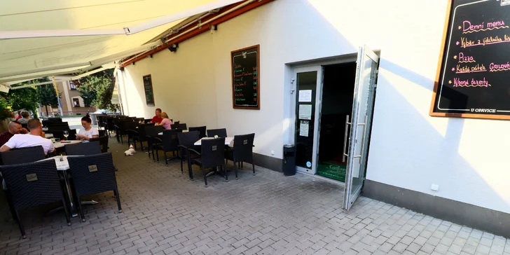 Pořádná porce masa: pečené vepřové koleno, česnek, křen i hořcice, pivo
