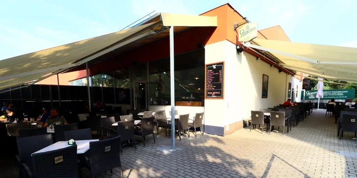Pořádná porce masa: pečené vepřové koleno, česnek, křen i hořcice, pivo