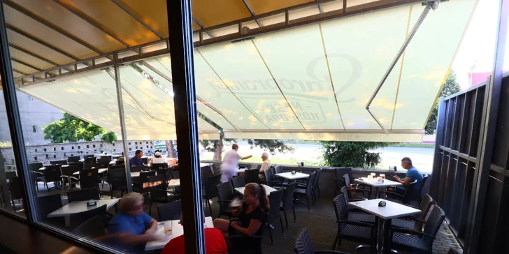 Pořádná porce masa: pečené vepřové koleno, česnek, křen i hořcice, pivo