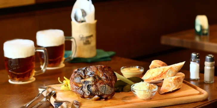 Pořádná porce masa: pečené vepřové koleno, česnek, křen i hořcice, pivo