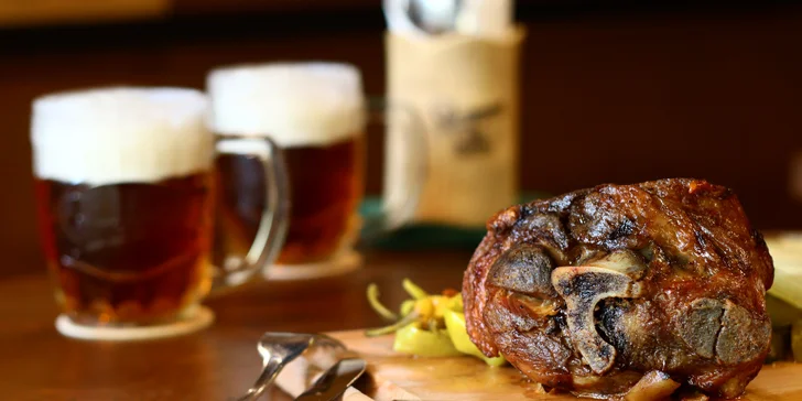 Pořádná porce masa: pečené vepřové koleno, česnek, křen i hořcice, pivo