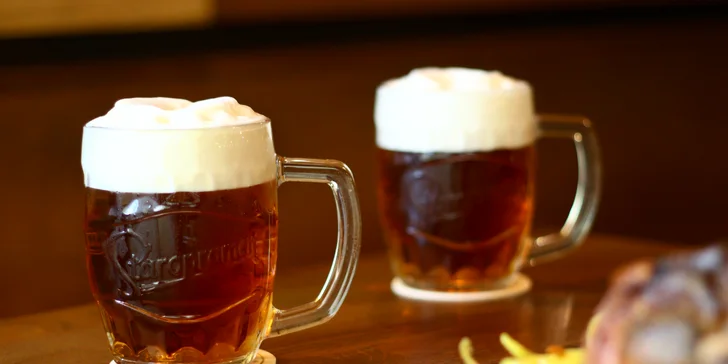 Pořádná porce masa: pečené vepřové koleno, česnek, křen i hořcice, pivo