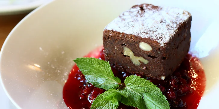 Salát caprese, pečené kuře s bylinkovými bramborami a čokoládové brownies pro 2 osoby