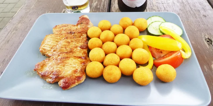 Bylinkami provoněný steak z krkovičky nebo kuřecího masa s přílohou a nápojem