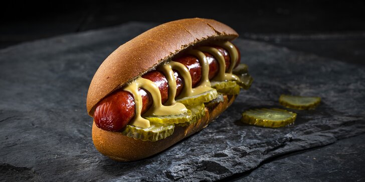 Pořádně napěchovaný hot dog: výběr ze 3 druhů a voňavý svařák či nealko na odnos s sebou