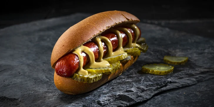 Pořádně napěchovaný hot dog: výběr ze 3 druhů a nealko nápoj na odnos s sebou