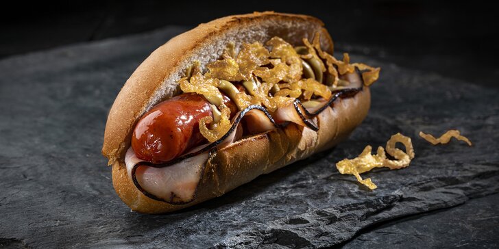 Pořádně napěchovaný hot dog: výběr ze 3 druhů a voňavý svařák či nealko na odnos s sebou