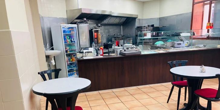 Pizza o průměru 32 cm podle výběru z 11 druhů, možnost posezení i odnosu