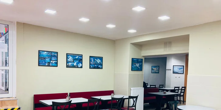 Pizza o průměru 32 cm podle výběru z 11 druhů, možnost posezení i odnosu