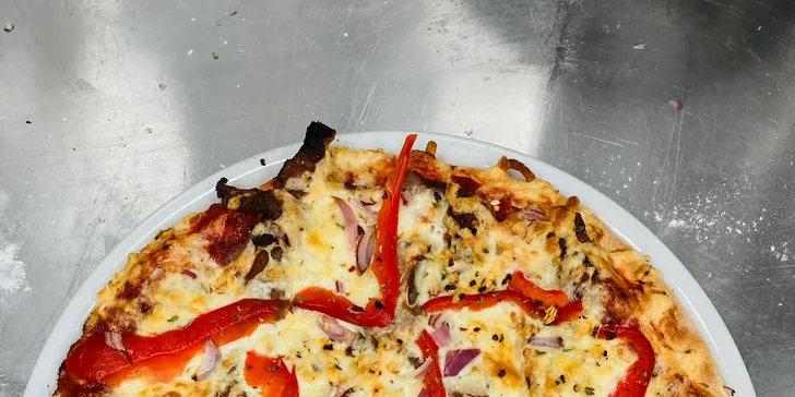Pizza o průměru 32 cm podle výběru z 11 druhů, možnost posezení i odnosu