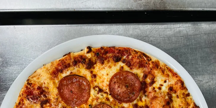 Pizza o průměru 32 cm podle výběru z 11 druhů, možnost posezení i odnosu