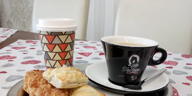 Minitky s nápojem podle výběru: milkshake, našlehaná káva nebo lahodný čaj