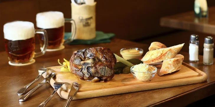 Pořádná porce masa: pečené vepřové koleno, česnek, křen i hořcice, pivo