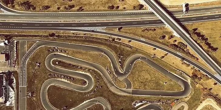 4–20 kol v závodní motokáře: rychlost až 90 km/h, 3 okruhy po celé ČR, profesionální instruktáž