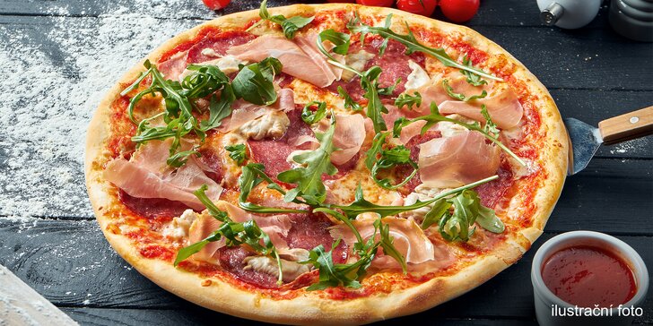 Pizza o průměru 32 cm podle výběru z 11 druhů, možnost posezení i odnosu