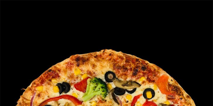 Pizza o průměru 32 cm podle výběru z 11 druhů, možnost posezení i odnosu