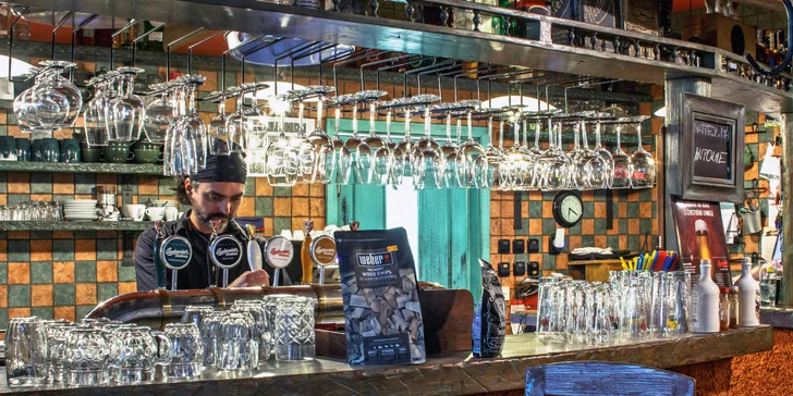 Čeká na vás i zásobený bar.