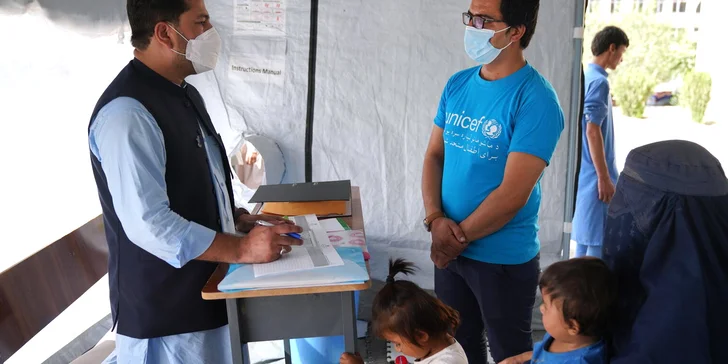 Pomozte s UNICEF dětem a rodinám v Afghánistánu: zajištění pitné vody, mýdel i zdravotního materiálu
