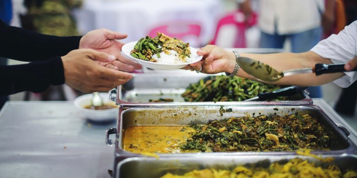 Podpořte projekt Zachráněný oběd pro lidi v nouzi: kvalitní jídlo, které by se jinak vyhodilo