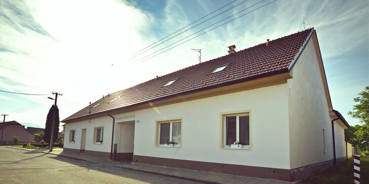 Dovolená nedaleko Mikulova a Pálavy: klidné ubytování v novém penzionu, snídaně či polopenze a litr vína