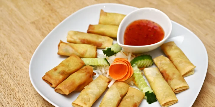 Sushi sety o 24–48 kouscích i s jarními závitky nebo krevetami a miso či thajskou polévkou