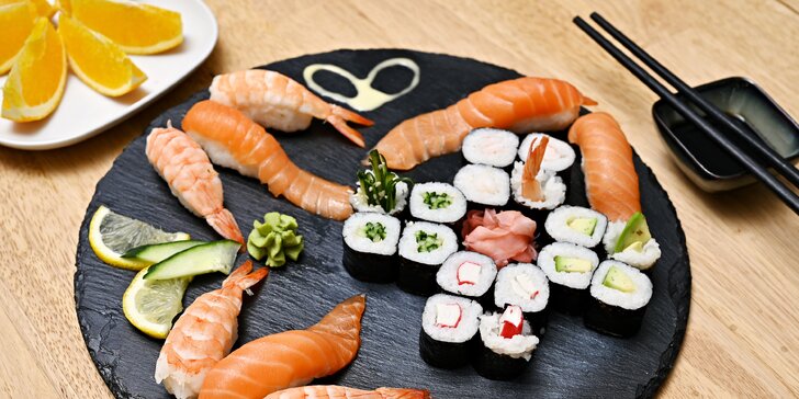 Sushi sety o 24–48 kouscích i s jarními závitky nebo krevetami a pikantní či hovězí polévkou