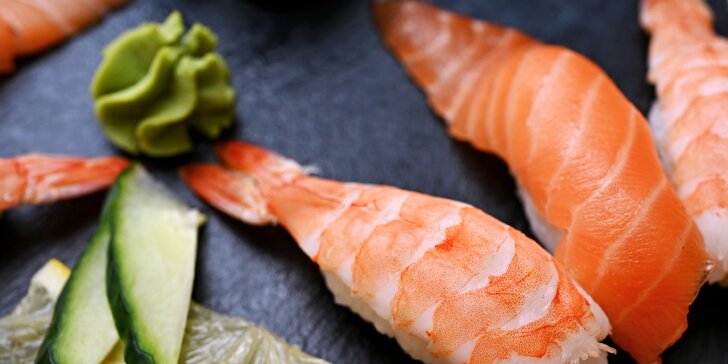 Sushi sety o 24–48 kouscích i s jarními závitky nebo krevetami a miso či thajskou polévkou