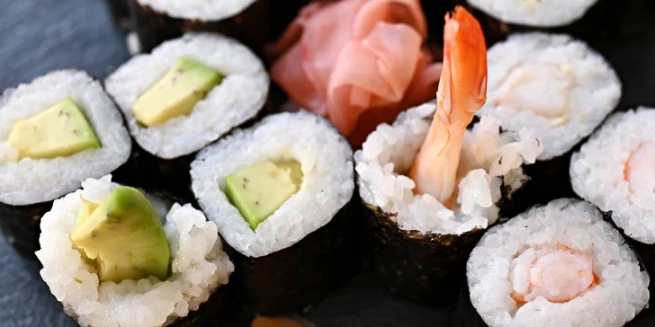 Sushi sety o 24–48 kouscích i s jarními závitky nebo krevetami a miso či thajskou polévkou