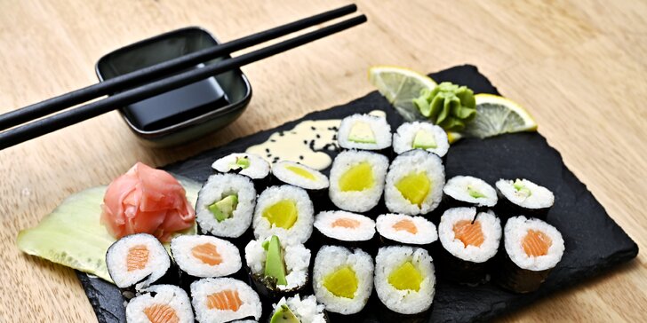 Sushi sety o 24–48 kouscích i s jarními závitky nebo krevetami a miso či thajskou polévkou