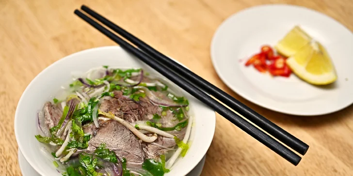 Sushi sety o 24–48 kouscích i s jarními závitky nebo krevetami a miso či thajskou polévkou