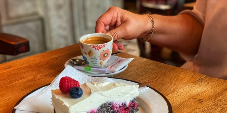Espresso, lungo, americano nebo cappuccino a dortík podle výběru