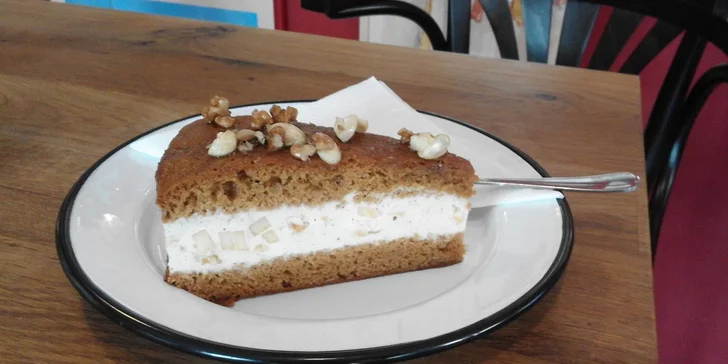 Espresso, lungo, americano nebo cappuccino a dortík podle výběru