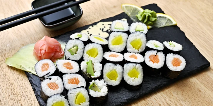 Sushi sety o 24–48 kouscích i s jarními závitky nebo krevetami a miso či thajskou polévkou